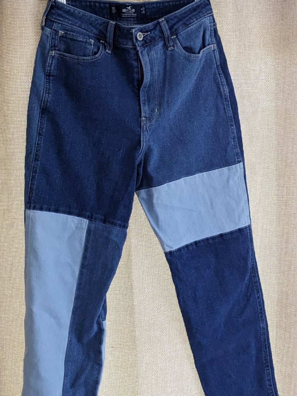 Hollister CA, High-Rise Mom Jeans, Med-Light Wash Blue Jeans, Size 5S, W27, L25